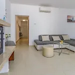 Two Bedroom Cozy In * Banjole