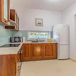 Two Bedroom Cozy In * Banjole