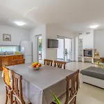 Apartamento Two Bedroom Cozy In Banjole