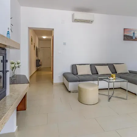 Two Bedroom Cozy In * バニョレ