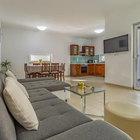Two Bedroom Cozy In *